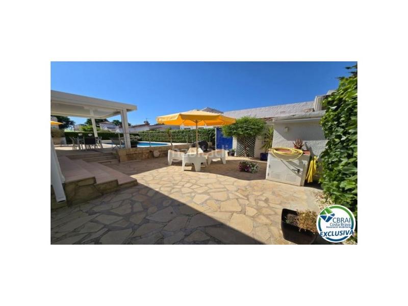 Foto 6d716b54-d3b9-4674-9260-b6924e50f27b. Casa en carrer montseny 77b casa de una sola planta con licencia turistica en Empuriabrava