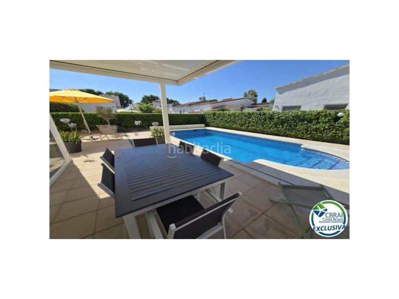 Foto 93a3bd63-b9d4-4eda-a762-5a07fa0cd054. Casa en carrer montseny 77b casa de una sola planta con licencia turistica en Empuriabrava