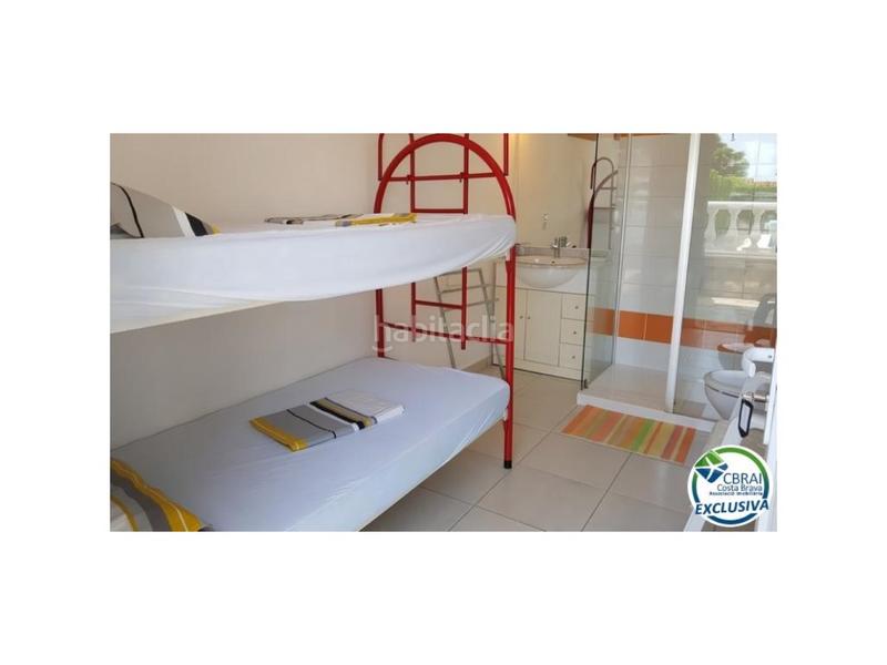 Foto cf24dfa5-2d23-4727-9003-28884dc8aa83. Casa en carrer montseny 77b casa de una sola planta con licencia turistica en Empuriabrava