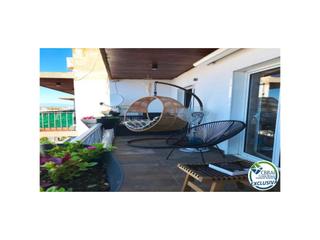 Appartamento  Plaça de llevant. Ático totalmente reformado en venta en el centro de roses, cerca