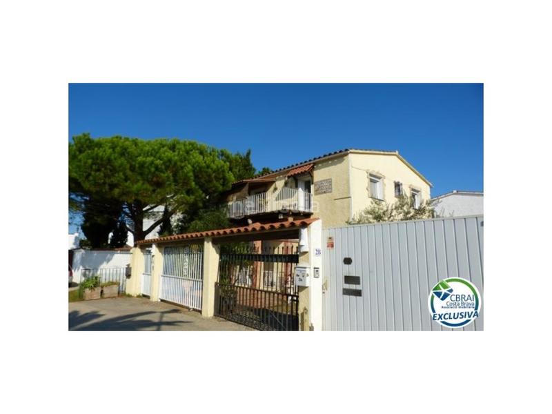 Foto 2659dde9-75c2-4382-805e-94340afaf8a9. Pis amb aparcament a Carmençó Empuriabrava