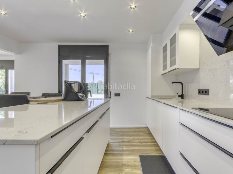 Foto 2b288e26-ef08-4777-ab05-b584e5a14658. Casa amb piscina a Cistella