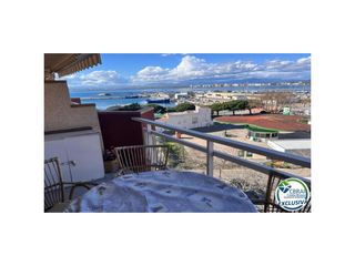 Flat  Plaza carles fages de climent. Port roses acogedor apartamento de dos dormitorios con terraza,