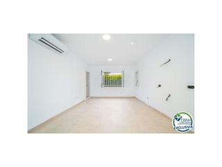 Flat in Calle de bernat metge 1. Apartamento reformado en roses, a solo 30 metros de la playa