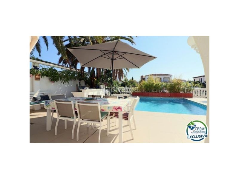 Foto 2e980a79-cd2b-4501-8bfa-31b16bb0f62e. Casa amb aparcament piscina a Cap Ras - Creus - Falconera Empuriabrava