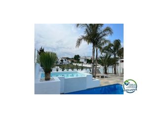 Haus  Carrer falconera 24. Hermosa casa moderna con piscina y amarre cerca de la playa, sal