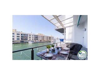 Casa  Carrer de port moxó. Renovada casa adosada con amarre en empuriabrava.