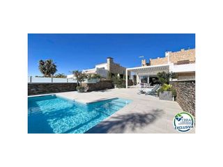 Haus  Sector llobregat. Casa renovada al sur, con piscina y acceso a un canal amplio en