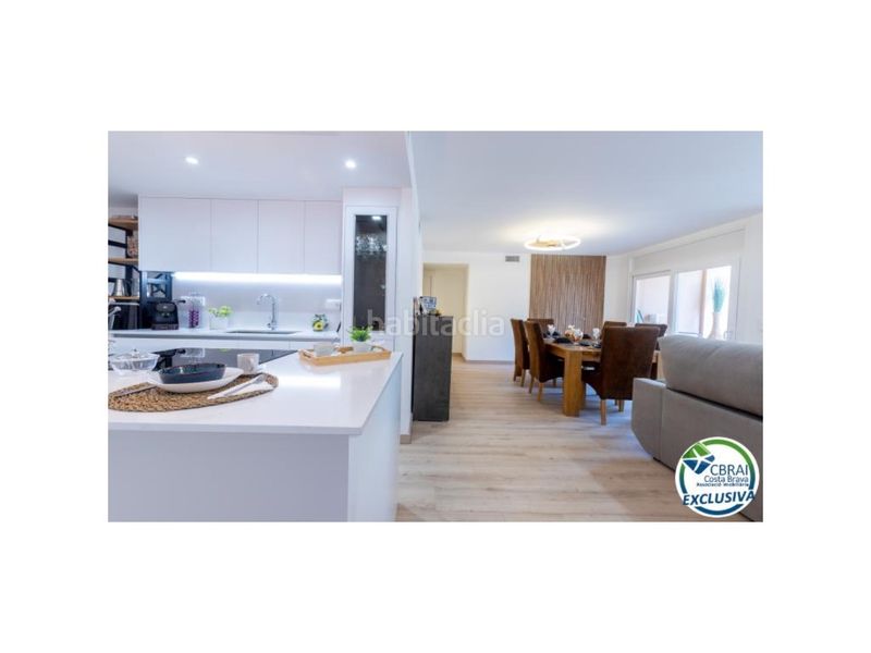 Foto b8510672-3288-4d3c-bde7-64fd4cee7150. Pis a Centre Roses