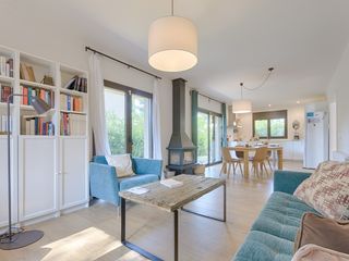 Casa  Calle delicies 17. Casa con jardín en sant pere pescador.