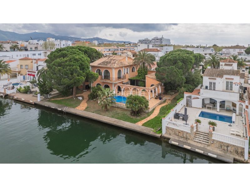 Foto 984a5ac6-c924-4477-af82-567b36f846cb. Casa amb calefacció a Requesens Empuriabrava