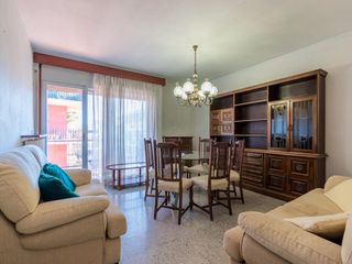 Flat  Calle eduard rodeja 6. Amplio piso en venta en figueres  zona creu de la mà, ideal para