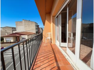 Pis  Calle sta caterina 53. Gran piso de 100m2 con ascensor y terraza a 5min del centro.