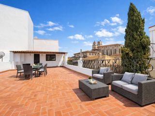 House  Calle cancell. Casa con vistas increíbles en el centro de torroella de montgrí.