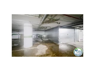 Aparcament cotxe  Sector club nautic 4. Opción de cerrar el parking y hacerlo garaje cerrado.