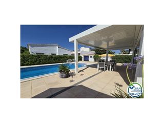 Casa a Carrer montseny 77b. Casa de una sola planta con licencia turistica