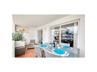 Pis  Carrer port joan. Acogedor apartamento con piscina comunitaria y terraza en entorn