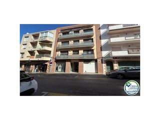 Appartamento in Calle de l'arquitecte ant gaudi 10. Piso de 3 habitaciones con licencia turística en roses centro.