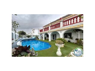 House  Carrer montgrí. Oportunidad en empuriabrava  villa con 2 apartamentos separados