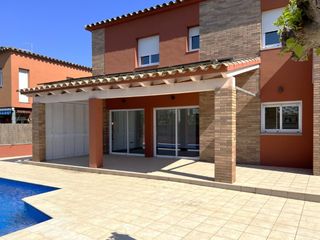 House  Calle comtessa molins 4. Excelente casa con piscina privada en una zona muy tranquila en
