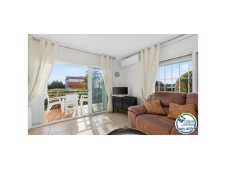 Pis  Calle de l'eucaliptus 33. Encantador apartamento reformado con jardines y parking comunita
