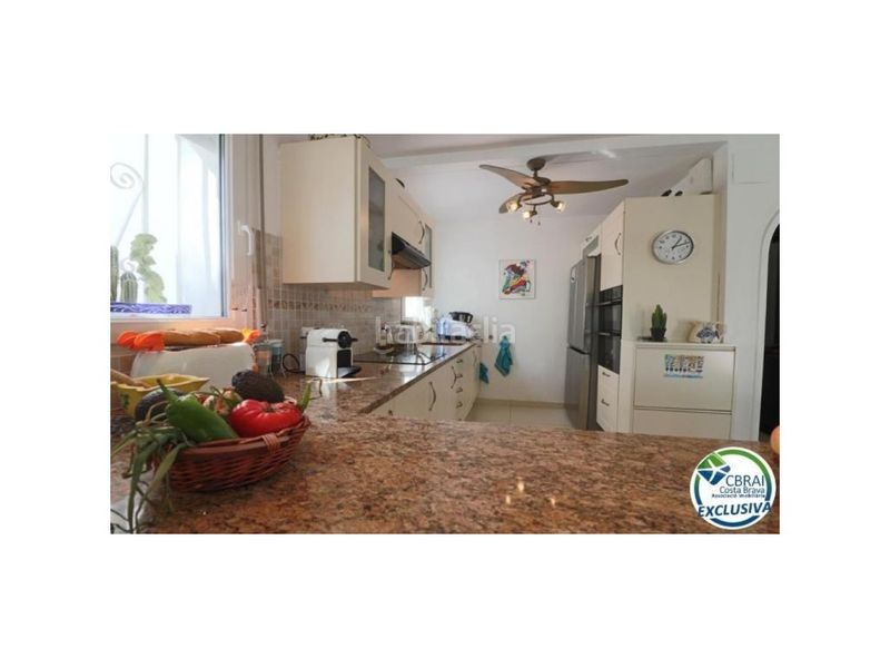 Foto 00f32da0-7ae6-47ba-97eb-39a8603e1330. Casa amb aparcament piscina a Cap Ras - Creus - Falconera Empuriabrava