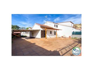 Maison à Calle d'argentera 12. Acogedora casa en mas matas, roses, a pocos metros del mar y de