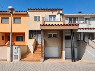 House  Passatge creu de la rutlla. Gran casa de 4 habitaciones con patio trasero de 70m2 y garaje e