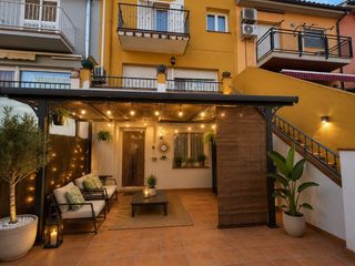 Maison  Passatge creu de la rutlla. Gran casa de 4 habitaciones con patio trasero de 70m2 y garaje e
