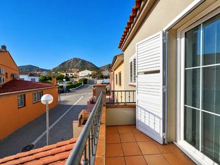 Casa  Passatge creu de la rutlla. Gran casa de 4 habitaciones con patio trasero de 70m2 y garaje e
