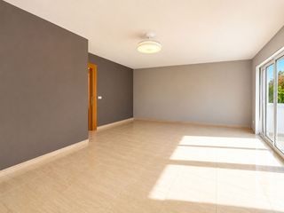 Casa  Passatge creu de la rutlla. Gran casa de 4 habitaciones con patio trasero de 70m2 y garaje e