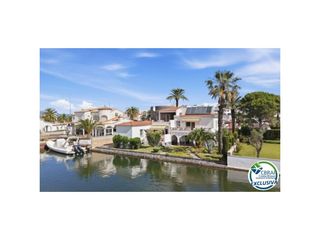 Maison  Calle del riu fluvia 15. Disfruta de esta gran villa en la costa brava.