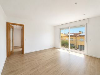 Pis  Ronda paisos catalans. Luminoso piso de 3 habitaciones con terraza, parking y trastero