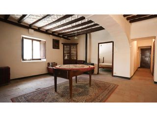 House  Plaza major 4. Vive el encanto auténtico de les escaules
