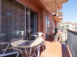 Etagenwohnung  Calle eduard rodeja 6. Amplio piso en venta en figueres  zona creu de la mà, ideal para