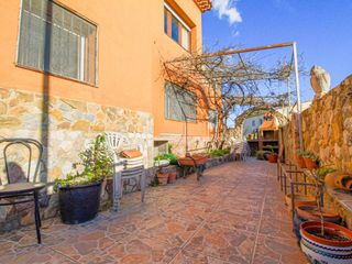Haus  Calle escudillers. Casa esquinera con gran terraza y garaje en cabanes
