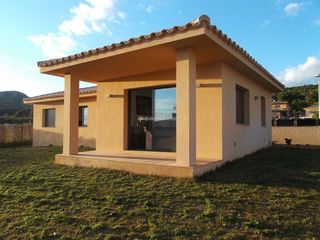 Casa  Calle torreilles. Casa a 4 vientos con 3 habitaciones y parcela de 570m2.