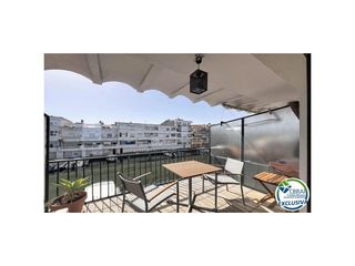 Pis  Carrer alberes. Apartamento con vistas al canal, terraza y parking en empuriabra