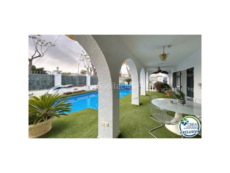 Foto ad4353e8-60bc-4c6a-8583-c49aca33bb23. Casa amb aparcament a Montgrí Empuriabrava