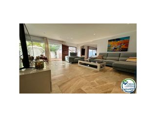 Casa a Sector poblat tipic/av. canal 3. En venta casa típica española en empuriabrava  distrito poblado