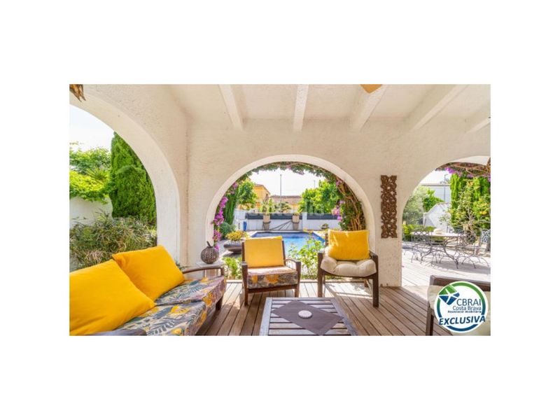 Foto 0c3ff298-b8aa-45e4-9060-8a9dfa06f7d7. Casa amb aparcament a Peni Empuriabrava