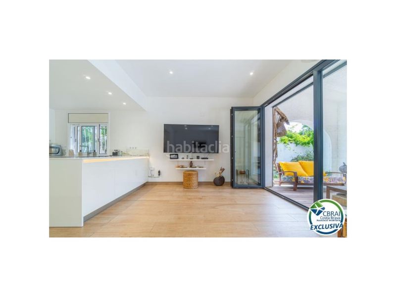 Foto accd2867-9464-4e64-aa3d-aac9a544caa3. Casa amb aparcament a Peni Empuriabrava