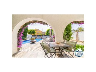Casa  Carrer pení. Espectacular casa reformada con piscina en empuriabrava