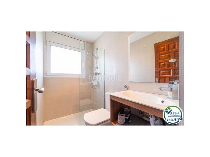Foto f9c7a35a-5210-45d6-9eb0-abc42e2fec6c. Casa amb aparcament a Peni Empuriabrava