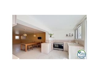 Casa  Sector peni 168. Casa renovada con 5 habitaciones y licencia turística en empuria