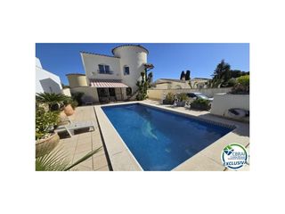 Casa  Carrer pení. Casa con piscina y licencia turística