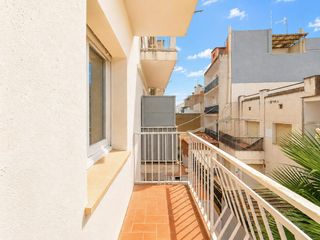Flat  Calle de cristofor colom 41. Vive roses a pie amplio piso con 3 dormitorios y 2 terrazas a 35