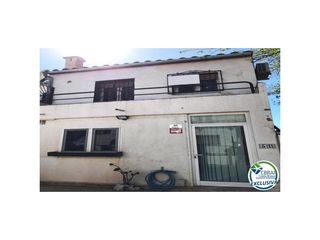 Casa  Sector puigmal d' 5a. Acogedora casa semiadosada en empuriabrava