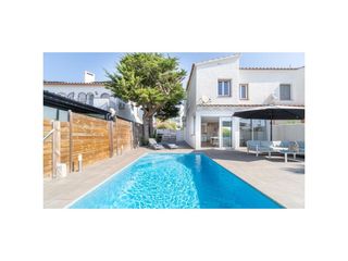 Casa  Avenida del port joan 49. Elegante villa con piscina, amarre y acceso directo al canal de