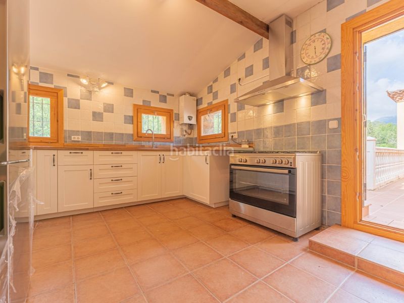Foto c0a9c87c-a04a-435d-b1c6-71ec7af14a7a. Casa amb aparcament a Cabanelles